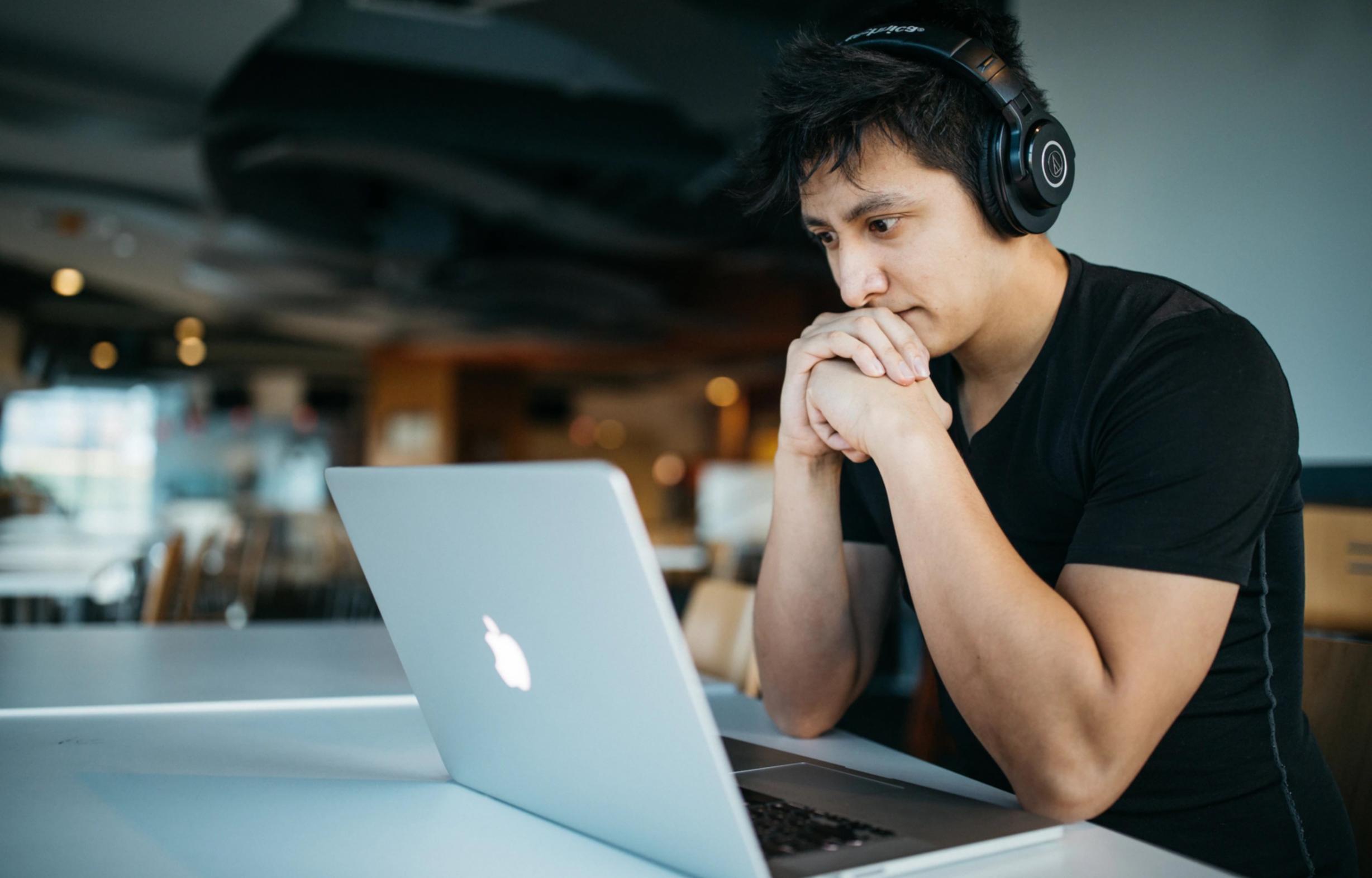 Zusammenarbeit zwischen Partnern bei einem Workshop